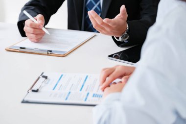 Bir aday işe alım müdürüyle iş görüşmesine katılmış, nitelikleri ve istihdam olanaklarını tartışmıştır..