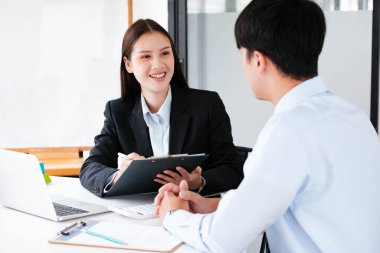 Bir aday işe alım müdürüyle iş görüşmesine katılmış, nitelikleri ve istihdam olanaklarını tartışmıştır..