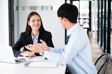 Bir aday işe alım müdürüyle iş görüşmesine katılmış, nitelikleri ve istihdam olanaklarını tartışmıştır..