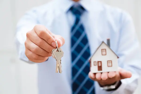 Real Estate Agent Presenting House Keys Model Home Emphasizing New — Stock Photo, Image