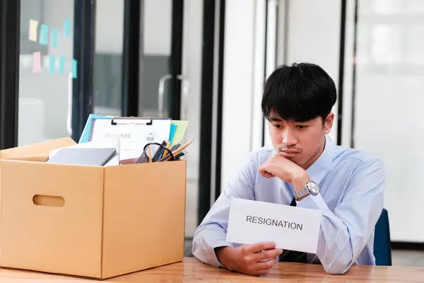 Ofis Masasında Paketli Kutu Stifa Mektubuyla Düşünceli Adam Kariyer Değişikliği — Stok fotoğraf
