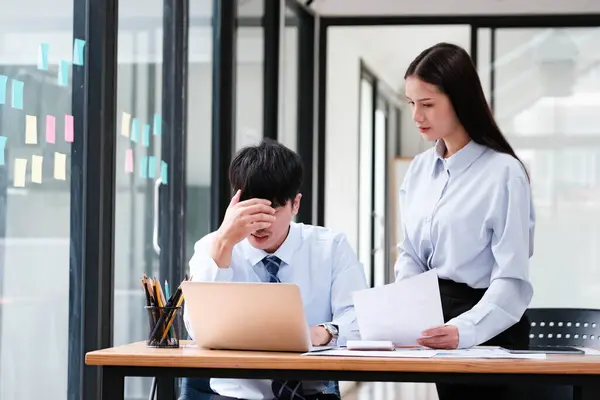 직장에서 회의에서 좌절을 보여주는 스트레스 동료와 이유를 사업가 스톡 사진
