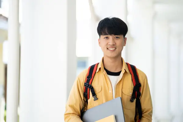 Vysokoškolský Student Stojí Chodbě Své Školy Drží Učebnice Usmívá Připraven — Stock fotografie