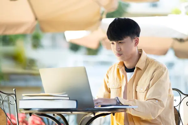 Bir Üniversite Öğrencisi Laptopunda Çalışırken Düşünceye Dalıp Kampüsün Sakinliğiyle Çevrili — Stok fotoğraf