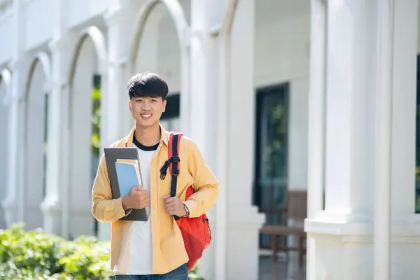 Estudiante Universitario Satisfecho Llevando Una Computadora Portátil Libros Camina Por — Foto de Stock