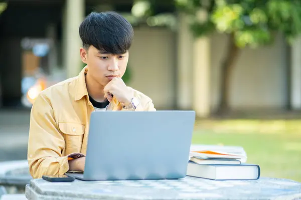 Estudiante Universitario Absorbe Pensamiento Mientras Estudia Computadora Portátil Sentado Una — Foto de Stock