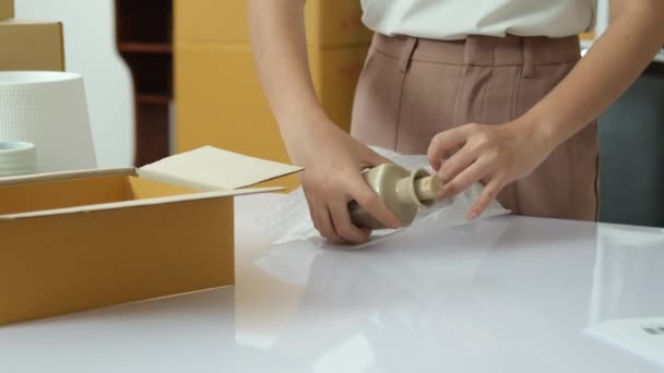 Предприниматель Домашнем Офисе Упаковывает Продукты Картонные Коробки Отгрузки — стоковое видео