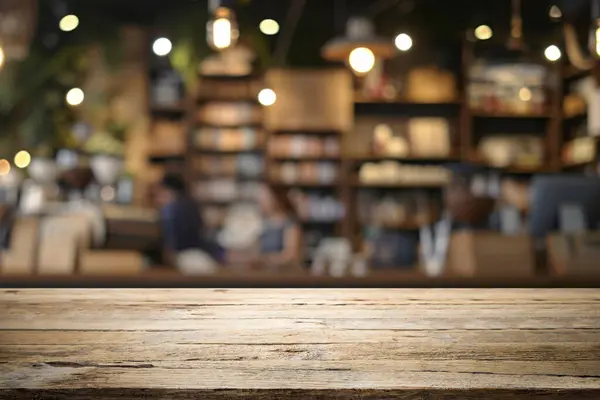 咖啡店或软饮料吧台上的空木桌 背景模糊 带有Bokeh图像 免版税图库图片