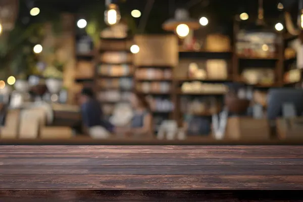 咖啡店或软饮料吧台上的空木桌 背景模糊 带有Bokeh图像 图库照片