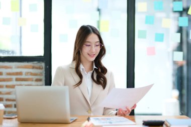 Bir iş kadını verileri analiz etmeye ve çevrimiçi yatırımları yönetmeye odaklanır. Mesleki işi finans, muhasebe ve karar vermeyi içerir. Bu görüntü işle ilgili konulara uyuyor ve