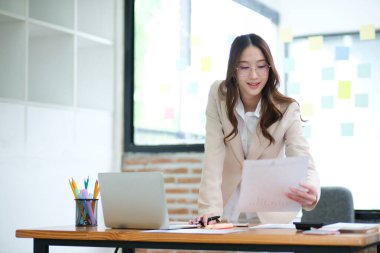 Bir iş kadını verileri analiz etmeye ve çevrimiçi yatırımları yönetmeye odaklanır. Mesleki işi finans, muhasebe ve karar vermeyi içerir. Bu görüntü işle ilgili konulara uyuyor ve