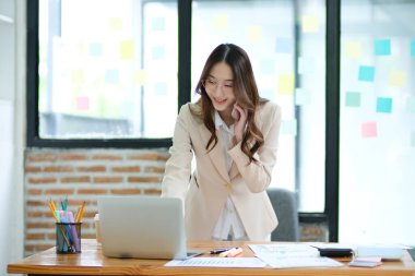 Bir iş kadını belgeleri gözden geçirir ve müşterilere danışmanlık yapar. Etkili iletişim ve veri yoluyla pazarlama stratejilerini analiz etmeye ve müşteri ilişkilerini yönetmeye odaklanmıştır.