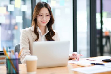 Bir iş kadını verileri analiz etmeye ve çevrimiçi yatırımları yönetmeye odaklanır. Mesleki işi finans, muhasebe ve karar vermeyi içerir. Bu görüntü işle ilgili konulara uyuyor ve