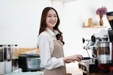 Kahveyi hazırlamak için espresso makinesi kullanan bir barista hassasiyet ve uzmanlık gösteriyor. Sahne, modern bir kafe işinde gerekli olan profesyonellik ve ayrıntılara dikkat çekiyor.