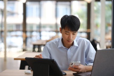 Uzaktan ticaret görevleri ve müşteri iletişimini yönetmek için akıllı telefon, tablet ve dizüstü bilgisayar kullanarak finansal analiz ve yatırım planlaması üzerinde çalışan bir iş danışmanı.