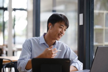 Bir video konferansında finansal danışman olarak müşteriler ve ekip üyeleriyle yatırım stratejilerini tartışıyor..