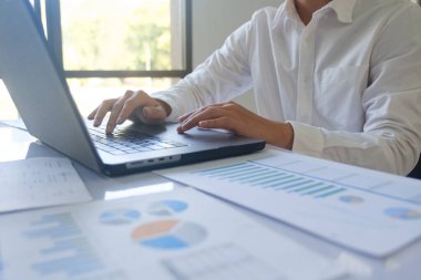 Bilgisayarda dizüstü bilgisayar araştırma yatırım stratejisi, finans büyümesi veya finansal inceleme kullanan bir iş adamı. CEO, analitik veya veri analizi, okuma veya ekonomi web araştırması için gösterge panelinde yönetici