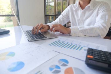 Bilgisayarda dizüstü bilgisayar araştırma yatırım stratejisi, finans büyümesi veya finansal inceleme kullanan bir iş adamı. CEO, analitik veya veri analizi, okuma veya ekonomi web araştırması için gösterge panelinde yönetici