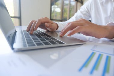 Bilgisayarda dizüstü bilgisayar araştırma yatırım stratejisi, finans büyümesi veya finansal inceleme kullanan bir iş adamı. CEO, analitik veya veri analizi, okuma veya ekonomi web araştırması için gösterge panelinde yönetici