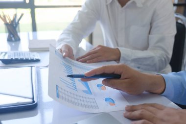 İş adamlarından oluşan bir ekip, pazarlama planı, piyasa araştırma raporları ve gelir istatistikleri, Mali ve Muhasebe kavramının verilerini analiz etmek üzere toplanıyor..