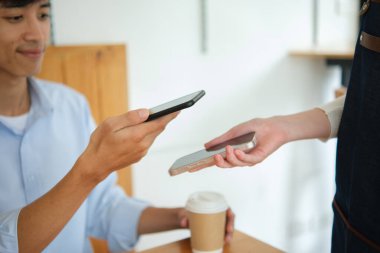 Kahveci, konforlu kafedeki müşteriden mobil tarama alırken nakit para ödenmiyor.