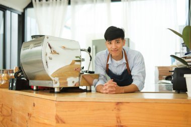 Kahve dükkanı, restoran ve hizmet için insan portresi, çalışmak ve kafeye hoş geldiniz. Küçük bir işletme sahibi, yeni başlayan bir bar sahibi ve erkek işçi, garson tezgahtan gülümseyerek servis yapmaya hazır