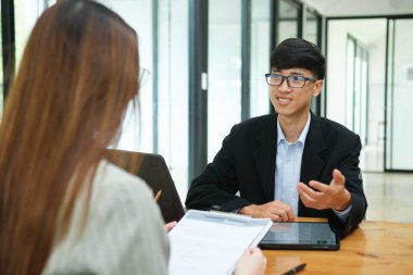 Yakın görüşmeci mülakat adayı ofiste toplantı odasında iş başvurusunda.