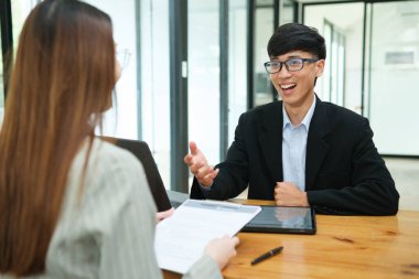 Yakın görüşmeci mülakat adayı ofiste toplantı odasında iş başvurusunda.