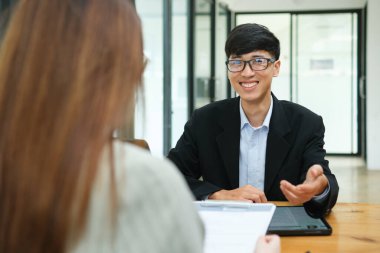 Yakın görüşmeci mülakat adayı ofiste toplantı odasında iş başvurusunda.