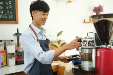 Kahve makinesinde kahve yapan erkek barista. Yiyecek ve içecek konsepti