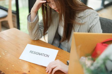 İstifa, işsizlik, işsizlik krizi, işten çıkarma konsepti. İş kadını mutsuz ya da üzgün şirketten kovulmasına neden oluyor.