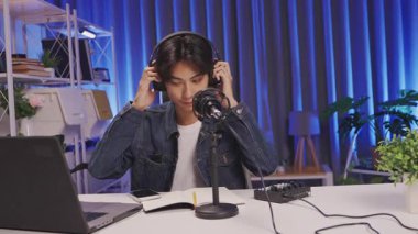 Yayının başında dinleyicileri selamlamaya ve yaşamaya hazırlanan nüfuzlu ya da içerik yaratıcısı.