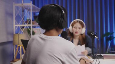 Erkek podcast konuğu stüdyodaki sunucuyla canlı görüşme sırasında konuşuyor.