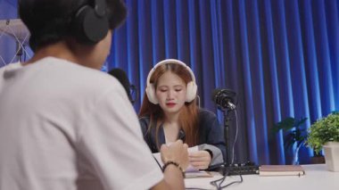 Bir kadın gerçek zamanlı bir podcast röportajına katılırken gülümseyerek tepki verir.