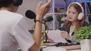 Bir kadın, samimi bir podcast oturumunda samimiyetle dinliyor otantik diyaloglarla dolu.