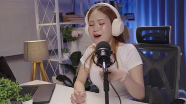 Bir podcast sunucusu, kaydedilmiş bir konuşma oturumu sırasında dinleyicilerin sorularına yanıt verir.