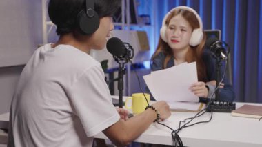 Bir podcast konuğu sunucuyla canlı bir konuşma yaparken olumlu tepki verir.