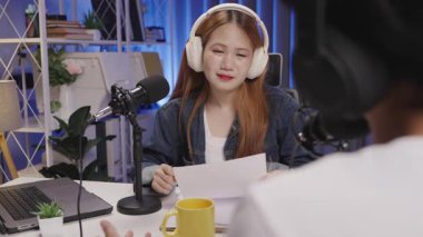 Bir konuk canlı yayında canlı yayın sunucusuyla anlamlı bir bağlantı paylaşıyor..