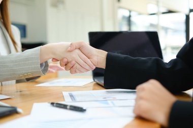 Güven, tokalaşma ve iş adamları anlaşma için ofiste, hoş geldiniz ya da b2b işbirliği için gemide.