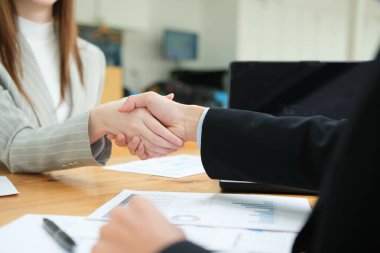 Güven, tokalaşma ve iş adamları anlaşma için ofiste, hoş geldiniz ya da b2b işbirliği için gemide.
