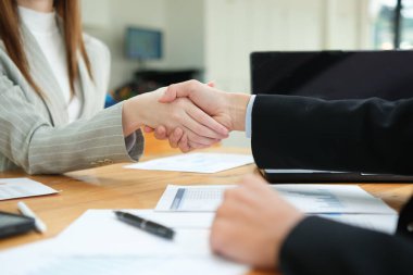 Güven, tokalaşma ve iş adamları anlaşma için ofiste, hoş geldiniz ya da b2b işbirliği için gemide.