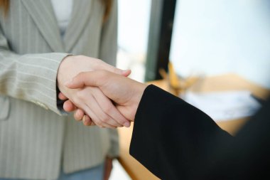 Güven, tokalaşma ve iş adamları anlaşma için ofiste, hoş geldiniz ya da b2b işbirliği için gemide.