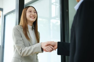 Güven, tokalaşma ve iş adamları anlaşma için ofiste, hoş geldiniz ya da b2b işbirliği için gemide.