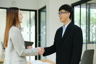 Güven, tokalaşma ve iş adamları anlaşma için ofiste, hoş geldiniz ya da b2b işbirliği için gemide.