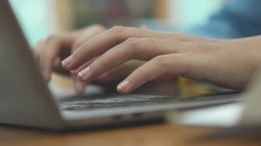 Kütüphanede çalışan dizüstü bilgisayarın kadın ellerine yakın çekim