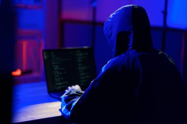 Bilgisayar korsanı sisteme sızmak, veri çalmak ve dijital ağlardaki siber güvenlik zaaflarından yararlanmak için siber saldırı başlatıyor.