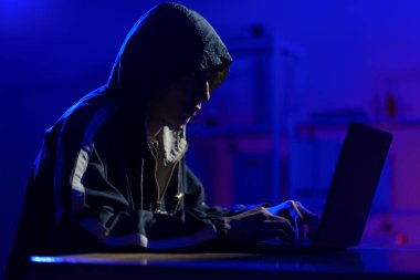 Hacker 'ın siber saldırı yapması veri sızıntısına, sistem ihlaline ve dijital güvenlik riskine yol açıyor.