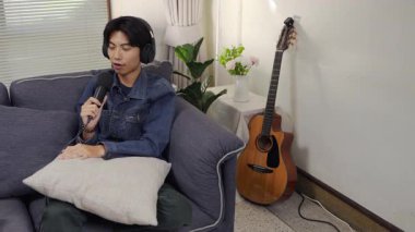 Neşeli radyo sunucusu, iş arkadaşıyla birlikte podcast 'i gösteriyor. Evdeki podcast stüdyosunda eğleniyor, konuşuyor ve kayıt yapıyor..