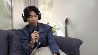 Neşeli radyo sunucusu, iş arkadaşıyla birlikte podcast 'i gösteriyor. Evdeki podcast stüdyosunda eğleniyor, konuşuyor ve kayıt yapıyor..