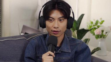 Neşeli radyo sunucusu, iş arkadaşıyla birlikte podcast 'i gösteriyor. Evdeki podcast stüdyosunda eğleniyor, konuşuyor ve kayıt yapıyor..